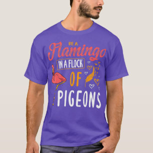 Een flamingo zijn in een kudde van duiven die geen t-shirt