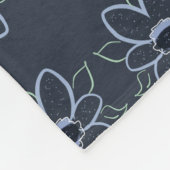 Een fleece designer deken met marineblauw design (Hoek)