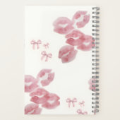 Een fluistering van roze: Lip Prints en bogen Notitieboek (Achterkant)