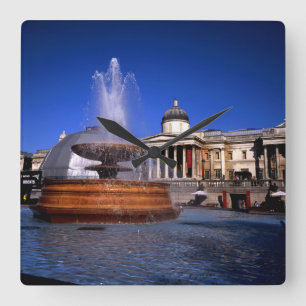 Een fontein Trafalgar Square Londen Vierkante Klok
