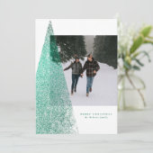 Een foto van de kerstboom met een moderne groene v feestdagenkaart (Staand voorkant)