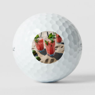 Een foto van een kleurrijke watermeloen mojito met golfballen