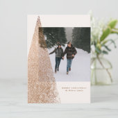 Een foto van een moderne bronzen kerstboom feestdagenkaart (Staand voorkant)