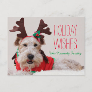 Een fox-terrier is omhoog gekleed voor Kerstmis Feestdagenkaart