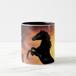 Een Friesian Stallion Hord Tweekleurige Koffiemok