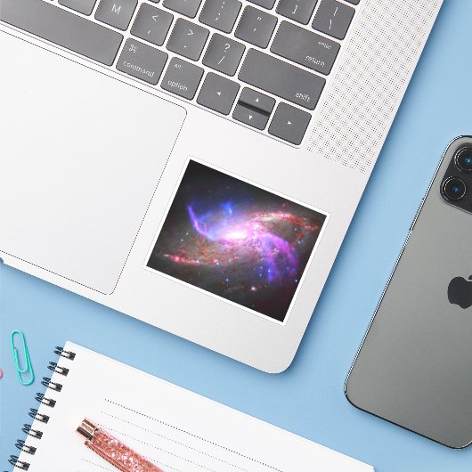 Een galactisch licht Show in spiraalvormige sterre Sticker (Laptop met iPhone)