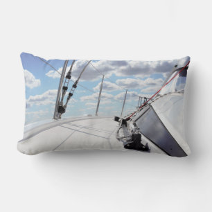 Een gangboord van een zeiljacht in helder weer. kussen