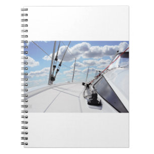 Een gangboord van een zeiljacht in helder weer. notitieboek