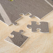 Een gebreide kikker rijdt op een step legpuzzel (Zijkant)