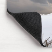 Een gebroken hek langs een sneeuwdek muismat (Hoek)