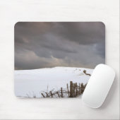 Een gebroken hek langs een sneeuwdek muismat (Met muis)