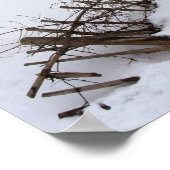 Een gebroken hek langs een sneeuwdek poster (Hoek)