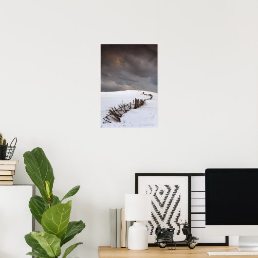 Een gebroken hek langs een sneeuwdek poster (Thuiskantoor)