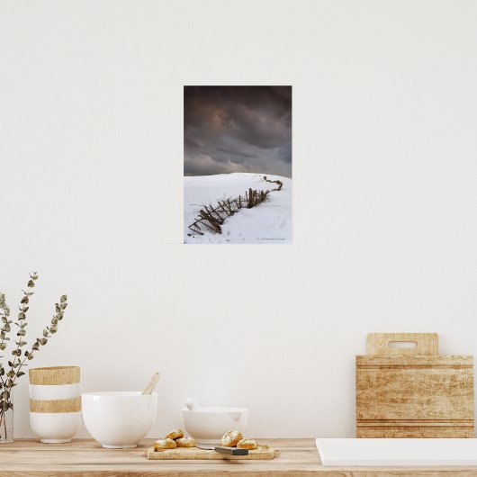 Een gebroken hek langs een sneeuwdek poster (Keuken)