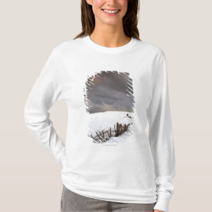 Een gebroken hek langs een sneeuwdek t-shirt
