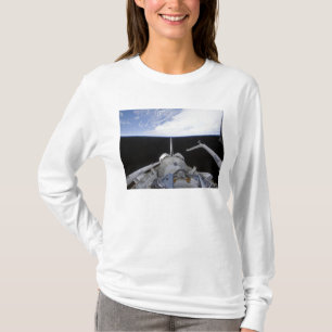 Een gedeeltelijk uitzicht van de knoop van de Tran T-shirt