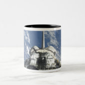 Een gedeeltelijk uitzicht van Space Shuttle Atlant Tweekleurige Koffiemok (Center)