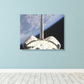 Een gedeeltelijk uitzicht van Space Shuttle Endeav Canvas Afdruk (Insitu (Houten vloer))