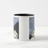 Een gedeeltelijk uitzicht van Space Shuttle Endeav Mok (Midden)