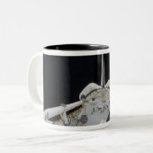 Een gedeeltelijk uitzicht van Space Shuttle Tweekleurige Koffiemok (Voorkant links)