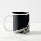 Een gedeeltelijk uitzicht van Space Shuttle Tweekleurige Koffiemok (Links)