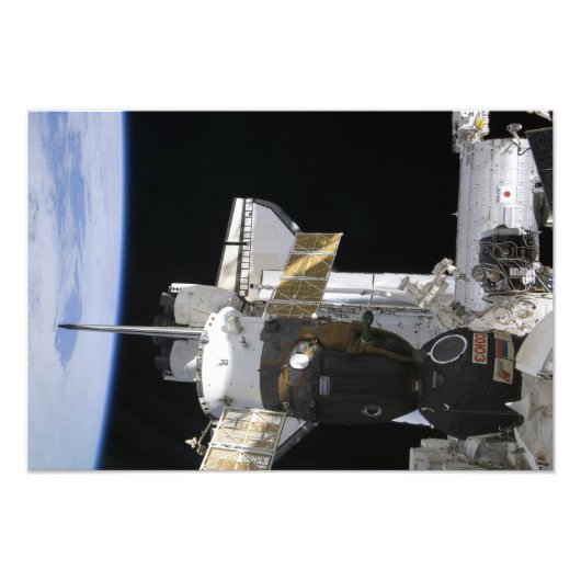 Een gedoceerd Soyuz-ruimtevaartuig Foto Afdruk (Voorkant)