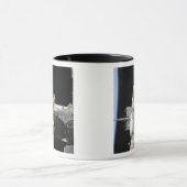 Een gedoceerd Soyuz-ruimtevaartuig Mok (Midden)