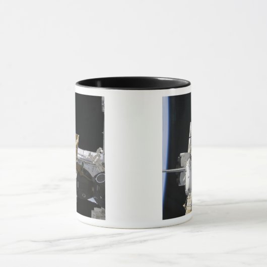 Een gedoceerd Soyuz-ruimtevaartuig Mok (Midden)