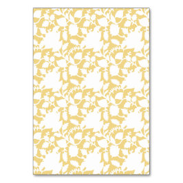 Een geel tapijt met een zich herhalend motief lijk kaart