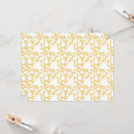 Een geel tapijt met een zich herhalend motief lijk kaart