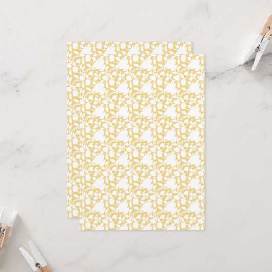 Een geel tapijt met een zich herhalend motief lijk kaart (Voorkant / Achterkant in situ)