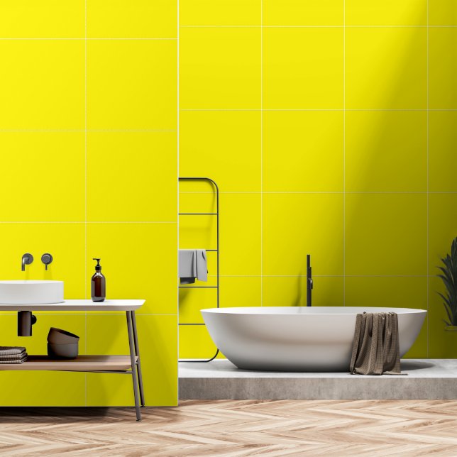 Een geel vierkant gecentreerd op een schone witte  behang (Badkamer)