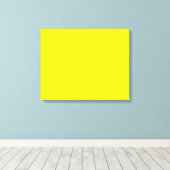 Een geel vierkant gecentreerd op een schone witte canvas afdruk (Insitu (Houten vloer))