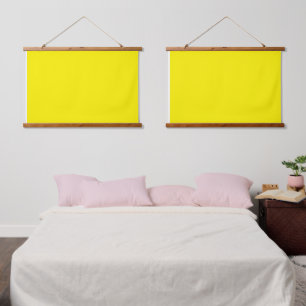 Een geel vierkant gecentreerd op een schone witte hangend wandkleed