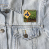 Een geeltrekkruising in de wijngaard vierkante button 5,1 cm (In situ)