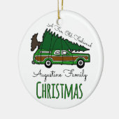 Een gefingeerde kerstvakantie met ouderwetse kerst keramisch ornament (Links)