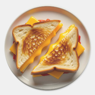 Een gegrilde kaassandwich op een bord ronde sticker