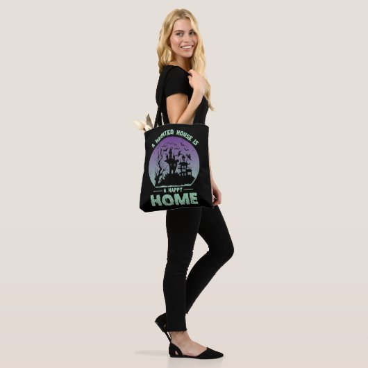 Een gehakt huis is een gelukkig thuis tote bag (Op model)
