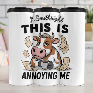 Een geïrriteerde Koe met vliegende papieren Thermosbeker