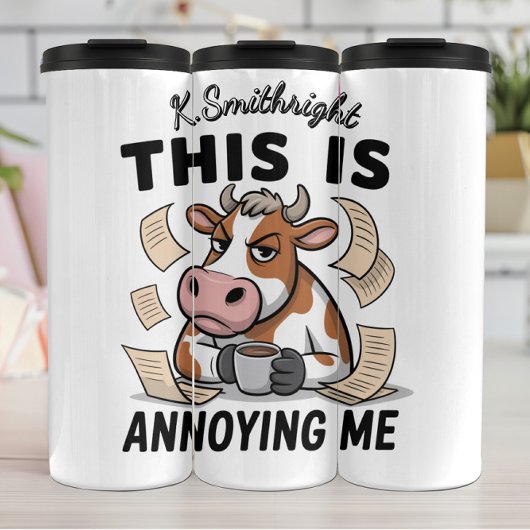 Een geïrriteerde Koe met vliegende papieren Thermosbeker