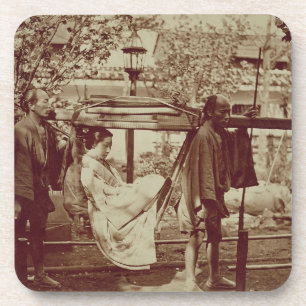 Een geisha die in een nest wordt meegevoerd (foto  bier onderzetter