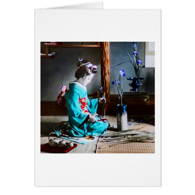 Een Geisha die Iris Flowers  oud Japan schikt (Voorkant)