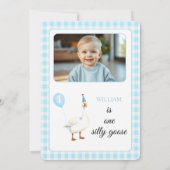 Een gekke gans, Blue Gingham Boy's 1st Birthday Kaart (Achterkant)