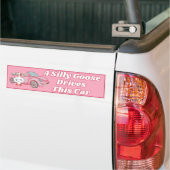 Een Gekke gans rijdt deze auto - Funny Pink Bumpersticker (Op Truck)
