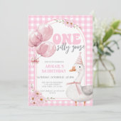 EEN GEKKE GANS ROZE GINGHAM 1E VERJAARDAG KAART (Staand voorkant)