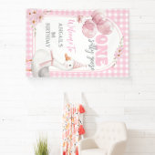 EEN GEKKE GANS ROZE GINGHAM 1E VERJAARDAG SPANDOEK (Insitu)