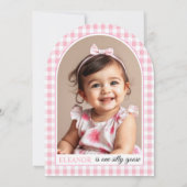 Een gekke gans, roze gingham meisje eerste verjaar kaart (Achterkant)