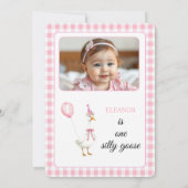 Een gekke gans, roze gingham meisje's 1e verjaarda kaart (Achterkant)