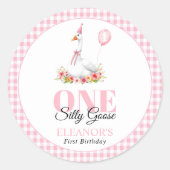 Een gekke gans, roze gingham meisje's 1e verjaarda ronde sticker (Voorkant)