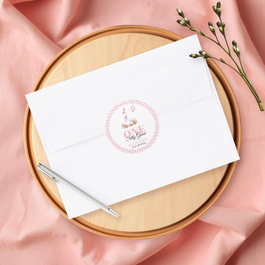 Een gekke gans, roze gingham meisje's 1e verjaarda ronde sticker